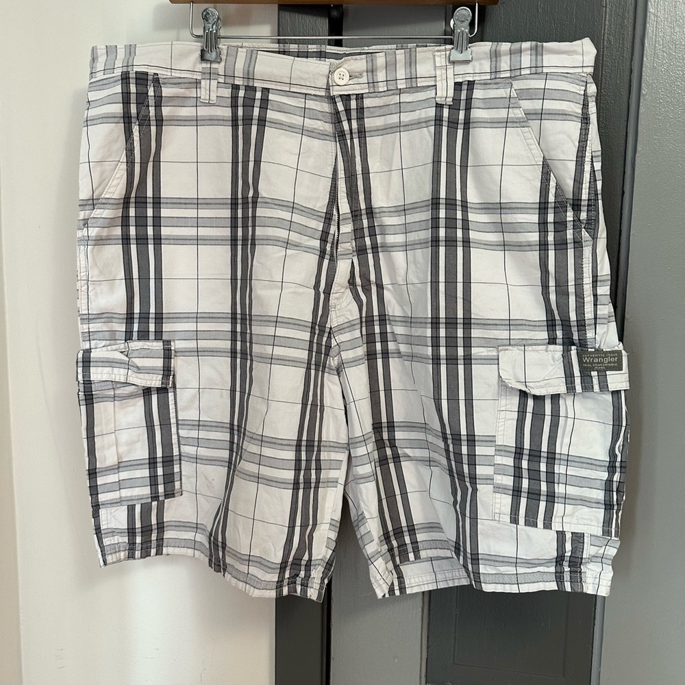Wrangler Men's Gray and White Plaid Cargo Shorts